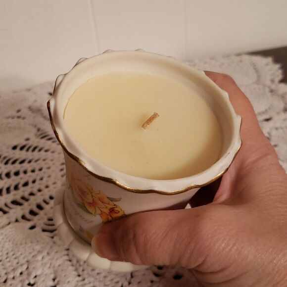 Vintage Avon "MARCH JONQUIL" Birthday Month Candle in Decorative  Ceramic Holder - Picture 3 of 4